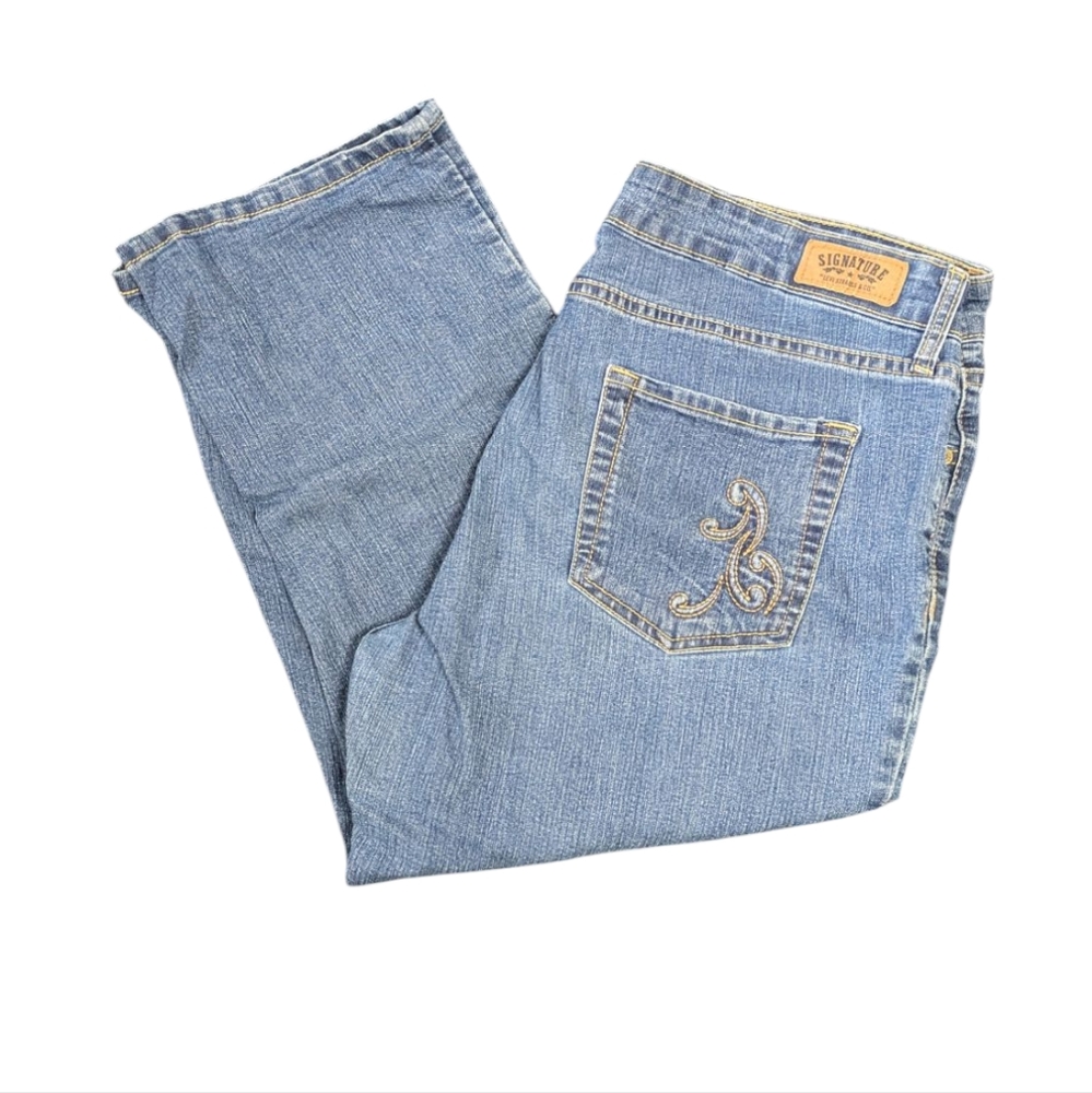 Levi's Blue Jeans Cropped Style - Picture 3 of 6